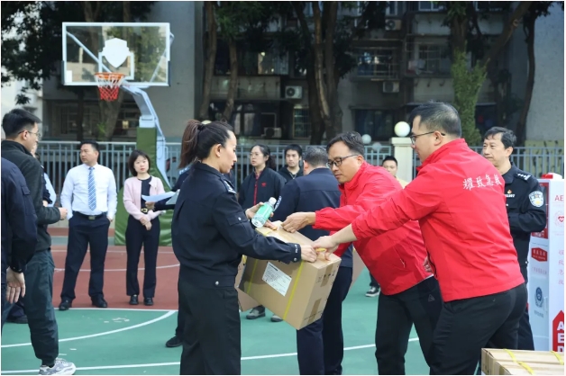 大批科曼AED進(jìn)駐公安系統(tǒng)，守護(hù)警民生命安全